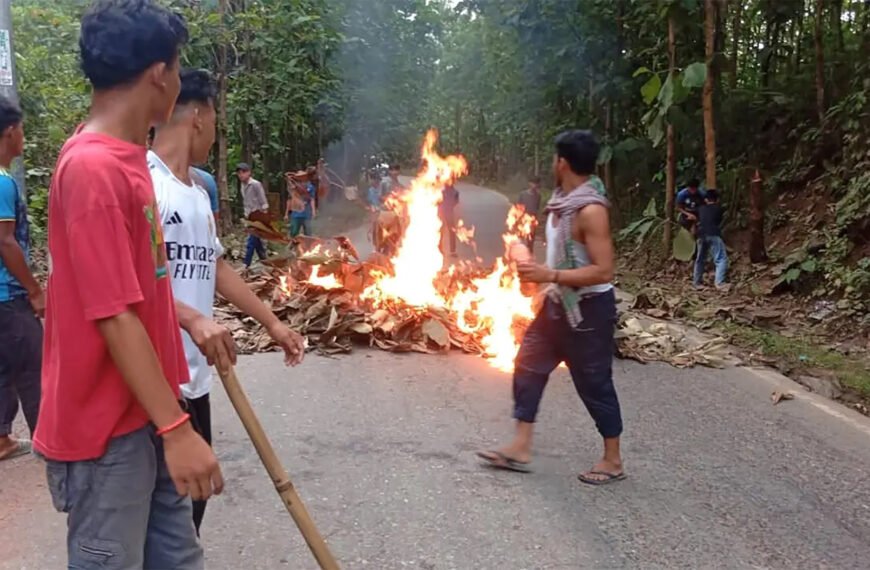 খাগড়াছড়িতে সড়ক অবরোধ, সাজেকে আটকা হাজারো পর্যটক