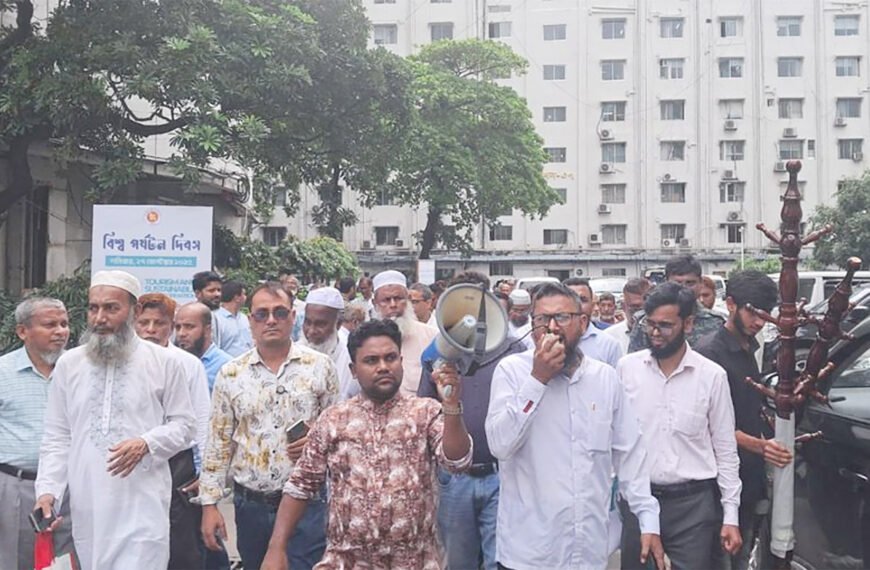 সচিবালয়ে কর্মচারীদের বিক্ষোভ