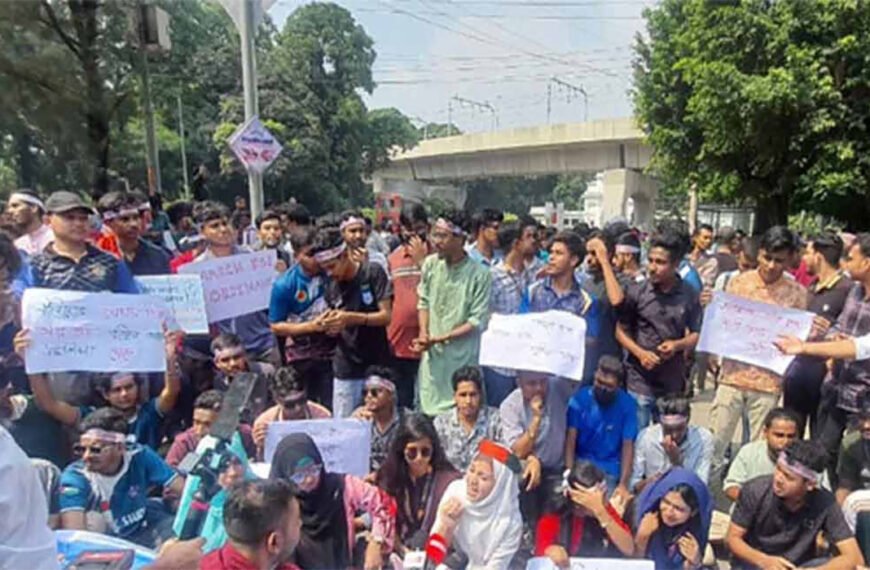 শিক্ষা ভবনের সামনে সাত কলেজের শিক্ষার্থীদের অবস্থান, যান চলাচল বন্ধ