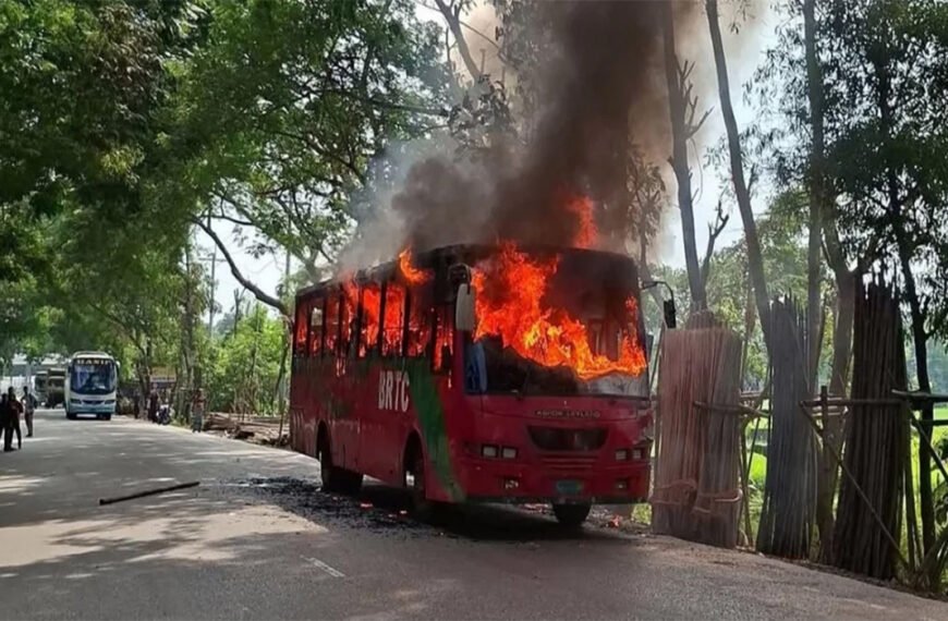 বরিশালে বিআরটিসির চলন্ত বাসে আগুন