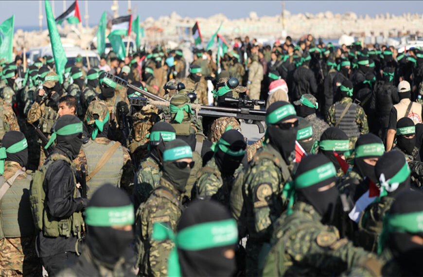 হামাস নিরস্ত্র হোক, চান না ৭০ শতাংশ ফিলিস্তিনি