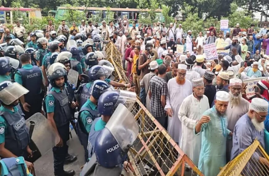ইবতেদায়ি শিক্ষকদের ওপর পুলিশের জলকামান ও সাউন্ড গ্রেনেড, আহত অন্তত ৪৩