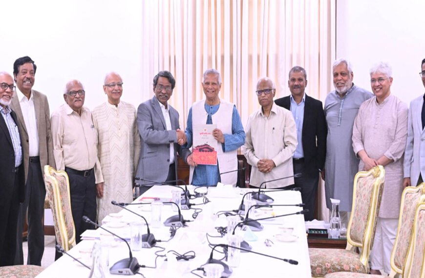 প্রধান উপদেষ্টার কাছে জুলাই সনদ বাস্তবায়নের সুপারিশ হস্তান্তর