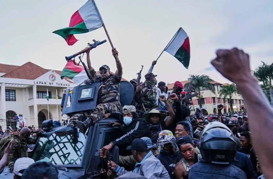 পালালেন প্রেসিডেন্ট, ‘ক্ষমতায়’ সেনাবাহিনী; কি ঘটছে মাদাগাস্কারে?