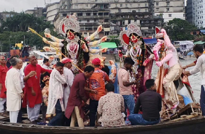 প্রতিমা বিসর্জনের মধ্য দিয়ে শেষ হচ্ছে শারদীয় দুর্গোৎসব