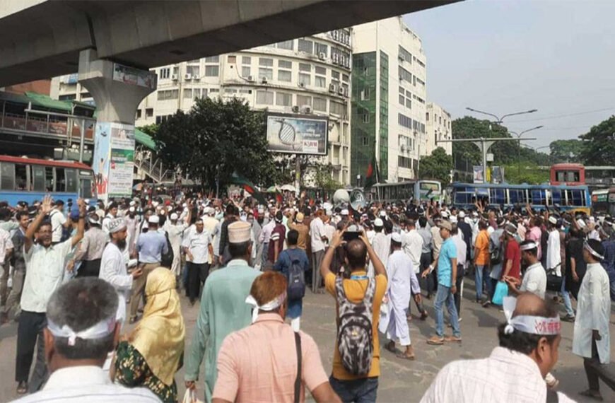 শাহবাগ অবরোধ ছেড়ে শিক্ষকদের ‘লং-মার্চ টু যমুনা’ ঘোষণা