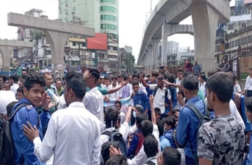 শিক্ষার্থী নিহতের ঘটনায় ফার্মগেটে সড়ক অবরোধ, যান চলাচল বন্ধ