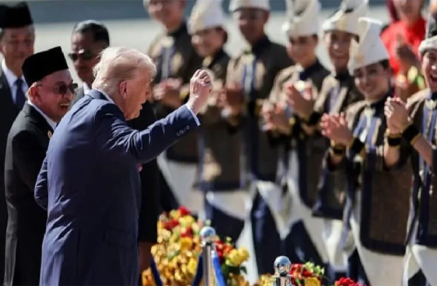 কুয়ালালামপুর বিমানবন্দরে নেমেই নাচলেন ট্রাম্প, ভিডিও ভাইরাল