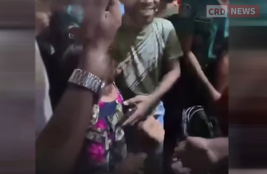 গ্রেপ্তার বাবাকে ধরে কাঁদতে থাকা শিশুটিকে কে চড় মারল, খতিয়ে দেখছে পুলিশ