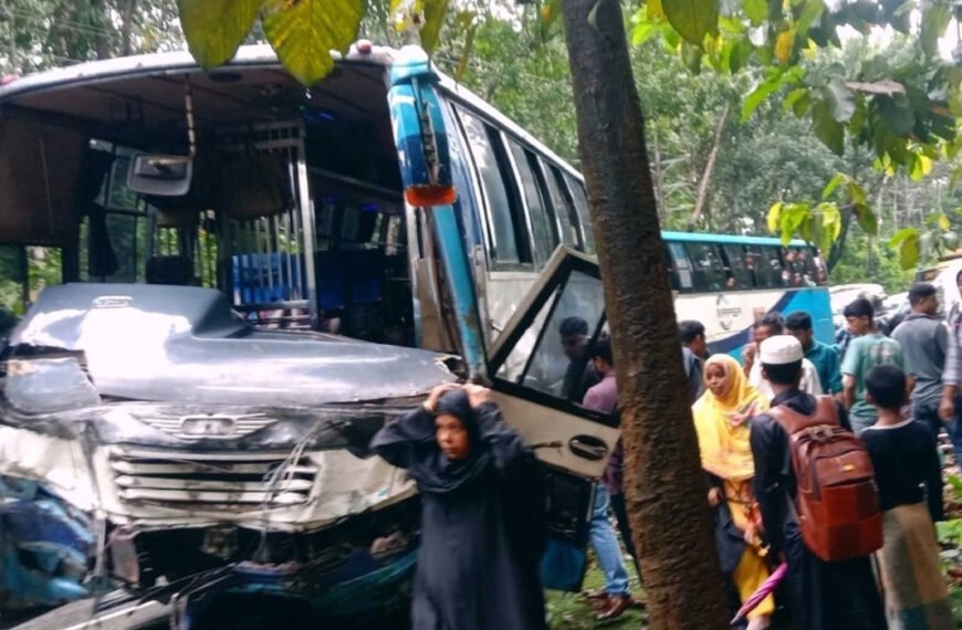 চকরিয়ায় বাস-মাইক্রোবাস সংঘর্ষে পর্যটকসহ ৫ জন নিহত