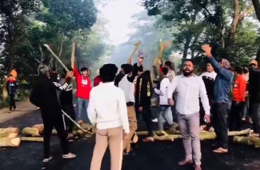 মহাসড়কে গাছ ফেলে নিষিদ্ধ ছাত্রলীগের বিক্ষোভ