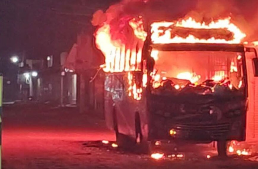 ফুলবাড়িয়ায় বাসে দুর্বৃত্তদের আগুন, ঘুমন্ত চালক পুড়ে নিহত
