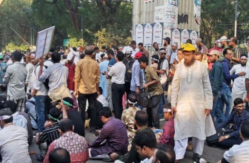 তিন দফা দাবিতে অনির্দিষ্টকালের কর্মবিরতিতে প্রাথমিক শিক্ষকরা