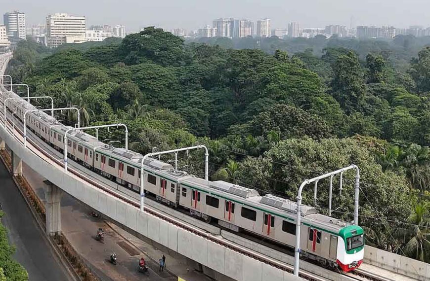 বিদ্যুৎ লাইনের ওপর থেকে তার সরাতে মেট্রোরেল বন্ধ ৩০ মিনিট