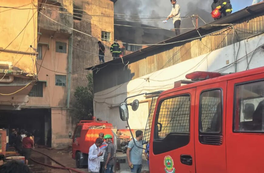 কম্বলের গুদামে আগুন