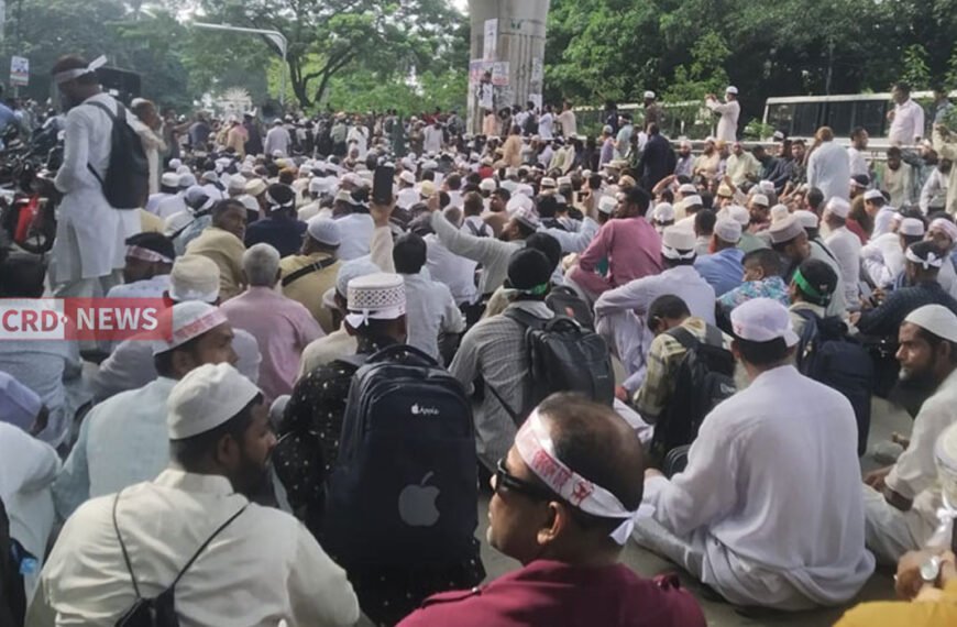 ৫ দফা দাবিতে লং মার্চ: এবতেদায়ী শিক্ষক যমুনা অভিমুখে, পুলিশে আটকাল