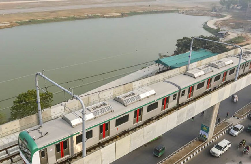 ব্যাগ পড়ে মেট্রোরেল চলাচল থেমে যায় ২০ মিনিট