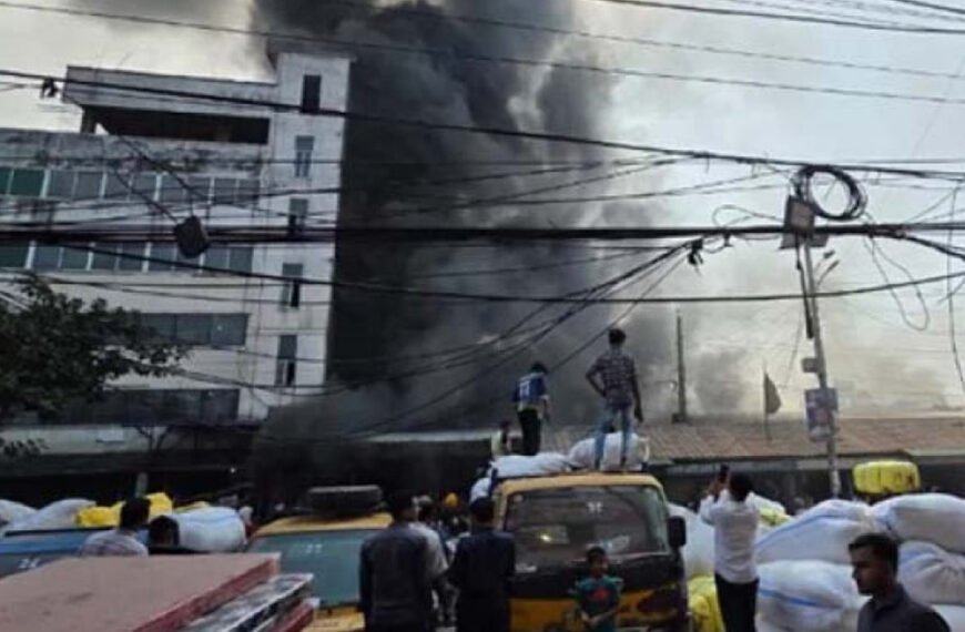 টঙ্গীতে তুলার গুদামে ভয়াবহ আগুন