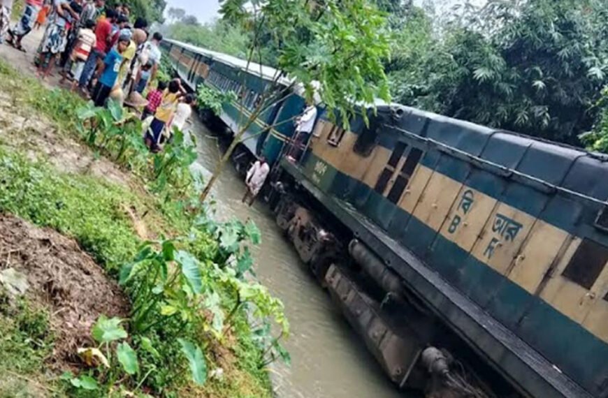 রেললাইনে হাঁটু পানি, ২ ঘণ্টা বিলম্বে ছেড়েছে বনলতা এক্সপ্রেস