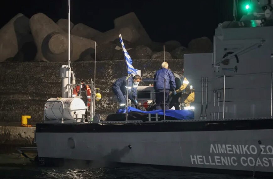 গ্রিস উপকূলে অর্ধডুবে যাওয়া নৌকা থেকে ১৭ আশ্রয়প্রার্থীর মরদেহ উদ্ধার