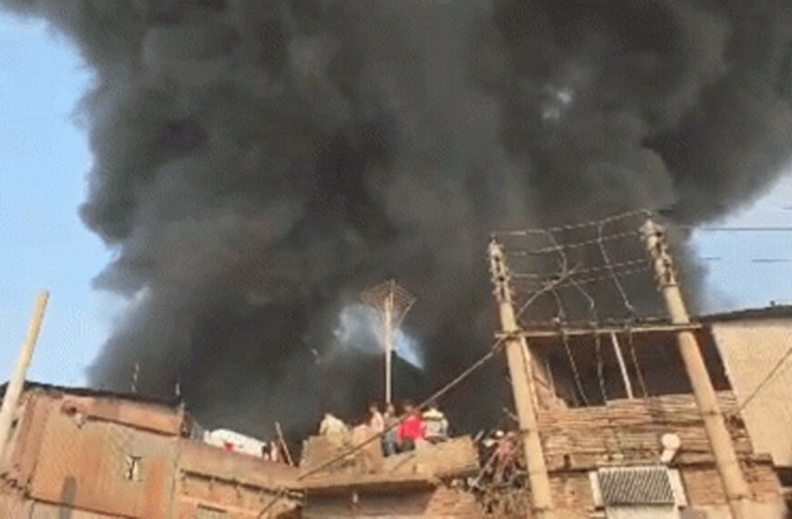 লালবাগে প্লাস্টিকের গোডাউনে আগুন