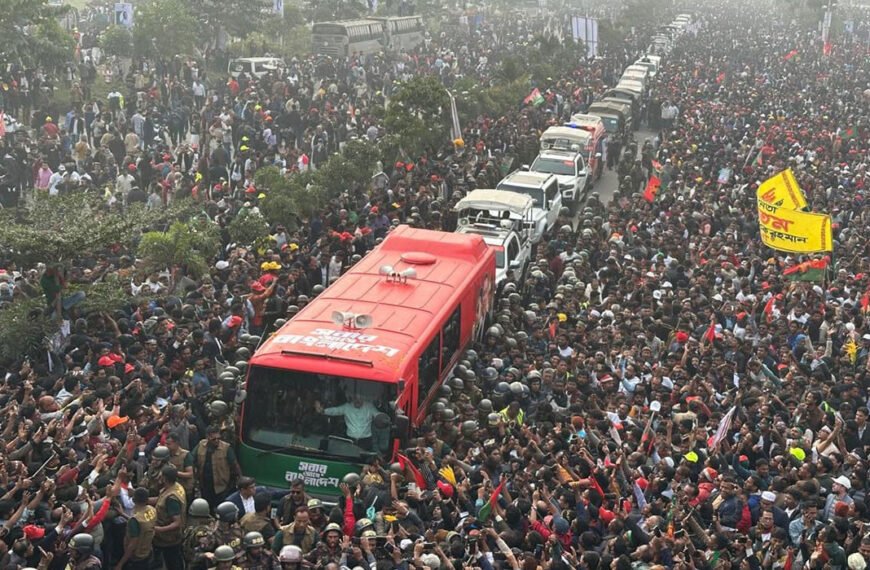 বাসে চড়ে সংবর্ধনা স্থলে যাচ্ছেন তারেক রহমান