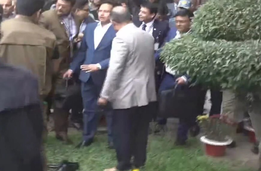 তারেক রহমান দাঁড়ালেন মাটিতে, ছুঁয়ে দেখলেন মাতৃভূমি