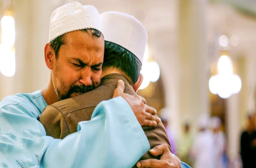 ইসলাম শিক্ষা দেয় আত্মসম্মান বজায় রেখে আল্লাহর ওপর ভরসা রাখতে