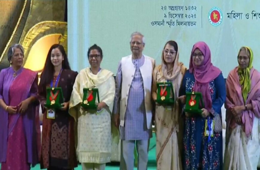 চার নারীকে বেগম রোকেয়া পদক প্রদান করলেন প্রধান উপদেষ্টা