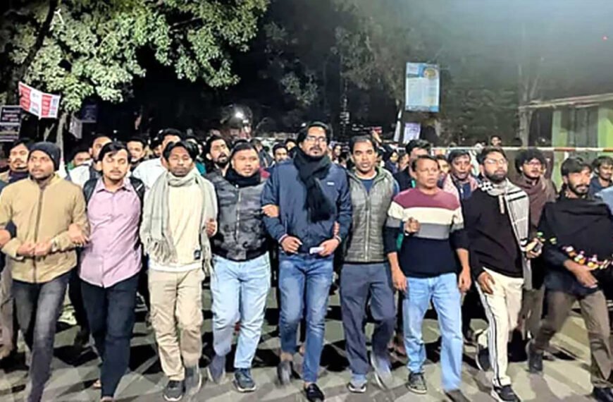 বুদ্ধিজীবী হত্যাকাণ্ডকে ‘অবান্তর’ বলে মন্তব্য: প্রতিবাদে বিক্ষোভ মিছিল ও সমাবেশ করেছে চবি ছাত্রদল