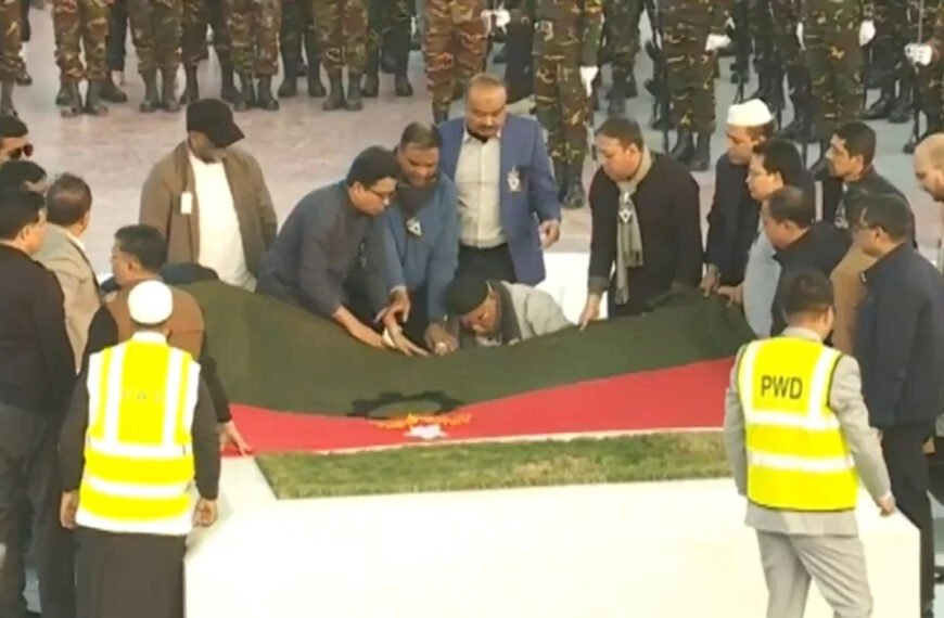 শ্রদ্ধা-ভালোবাসা, চোখের জলে স্বামীর পাশে সমাহিত আপসহীন নেত্রী