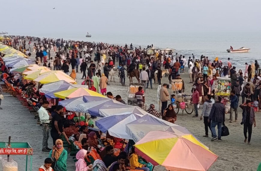 সাপ্তাহিক ছুটিতে কুয়াকাটায় পর্যটকের ঢল