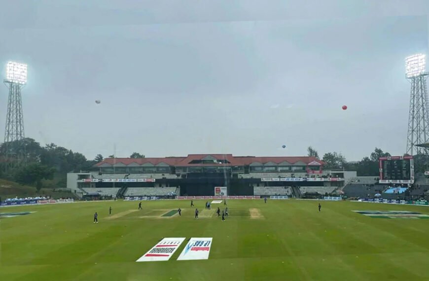 সিলেটে ফ্লাডলাইট জ্বালিয়ে চলছে খেলা