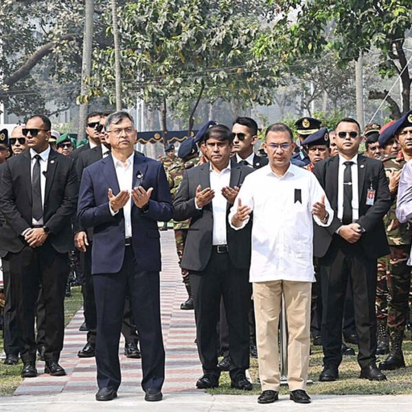 পিলখানায় নিহত সেনাদের প্রতি রাষ্ট্রপতি ও প্রধানমন্ত্রীর শ্রদ্ধা