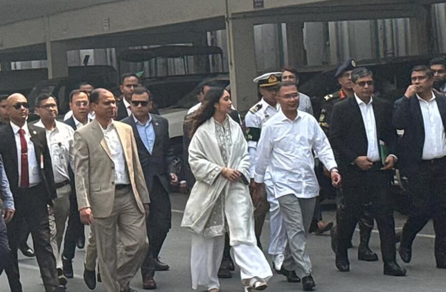 সচিবালয় থেকে হেঁটে ওসমানী মিলনায়তনে গেলেন প্রধানমন্ত্রী