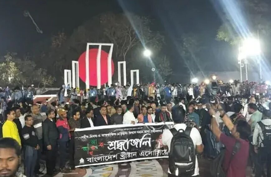 কেন্দ্রীয় শহীদ মিনারে সর্বস্তরের মানুষের ঢল