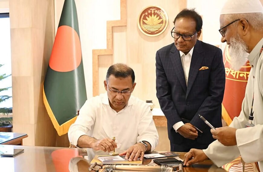 ছুটির দিনে প্রথমবার তেজগাঁওয়ে অফিস করলেন প্রধানমন্ত্রী