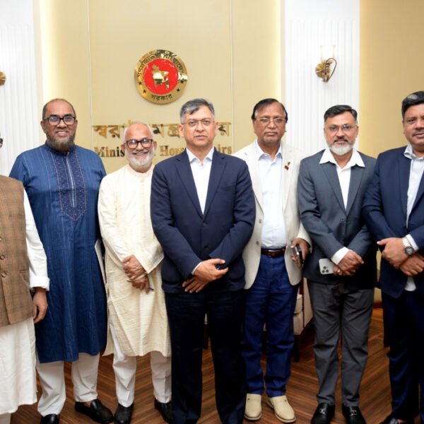 স্বরাষ্ট্রমন্ত্রীর সঙ্গে নবনিযুক্ত ছয় সিটি প্রশাসকের সৌজন্য সাক্ষাৎ