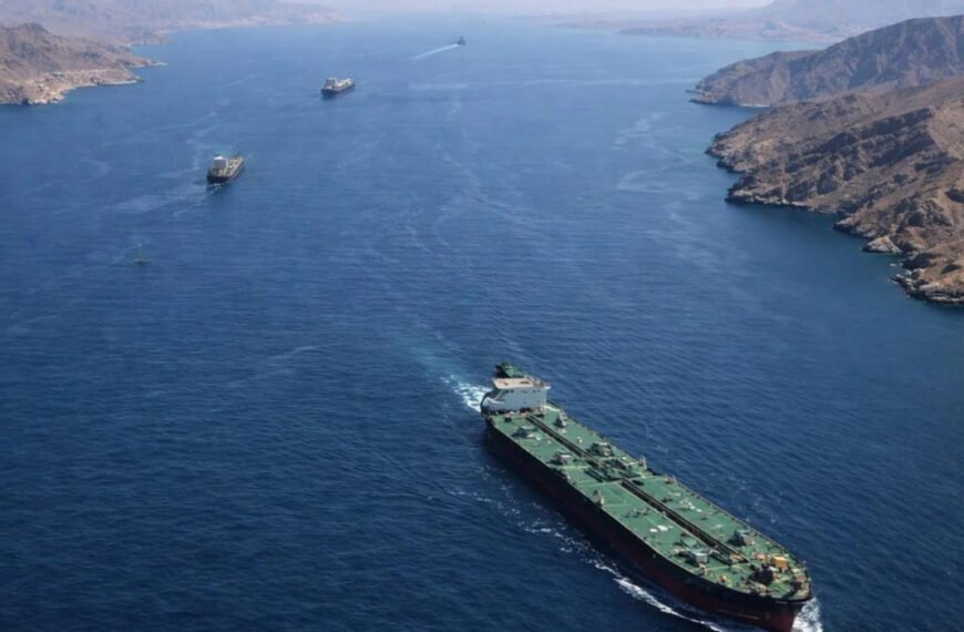 ক্ষেপণাস্ত্র হামলায় হরমুজ প্রণালীতে জাহাজে আগুন