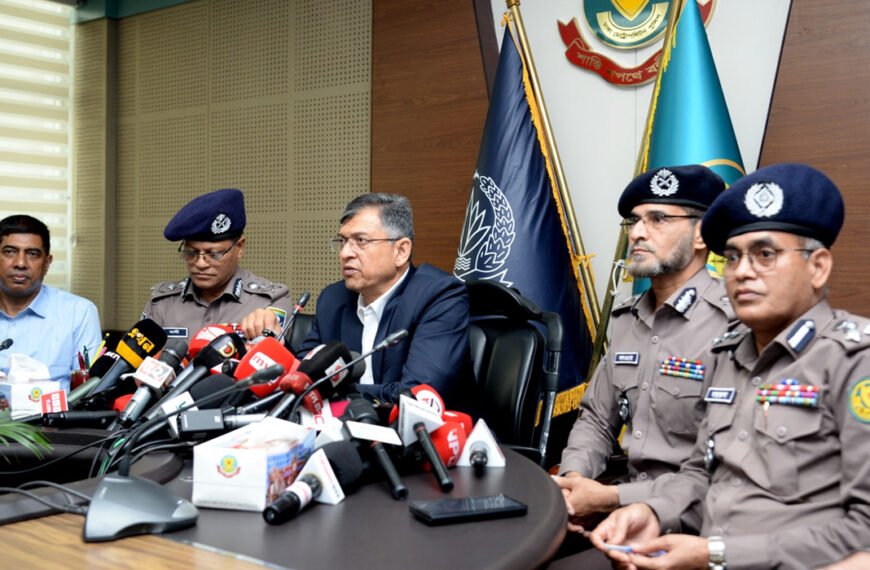 খুব শীঘ্রই সন্ত্রাসী ও চাঁদাবাজদের গ্রেফতারে অভিযান পরিচালনা করা হবে- স্বরাষ্ট্রমন্ত্রী