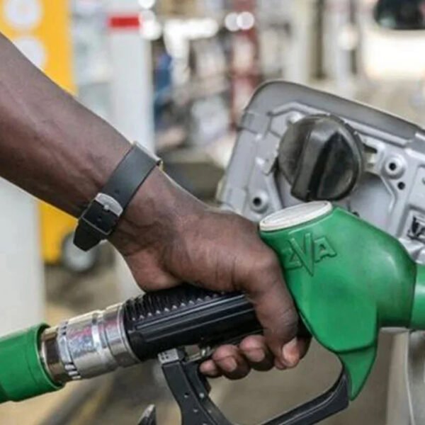 জ্বালানি তেলের অবৈধ মজুতের তথ্য দিলেই পুরস্কার