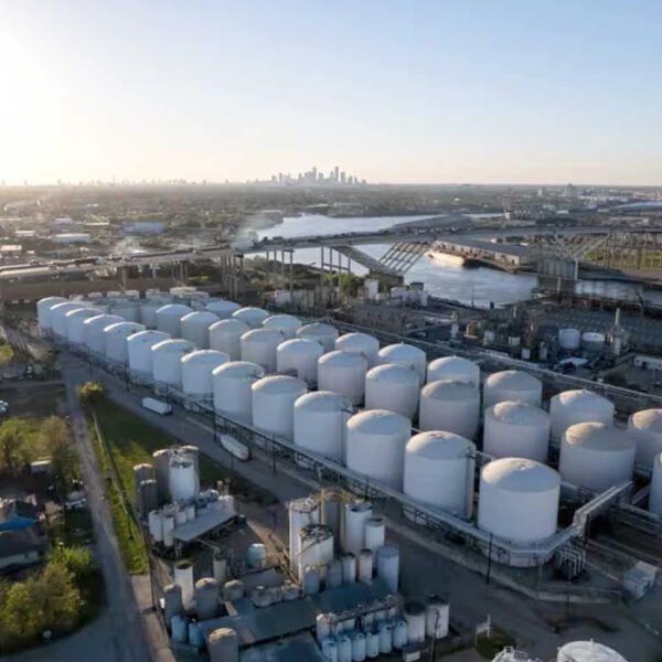 তেলের দাম ব্যারেলপ্রতি ১০৫ ডলার ছাড়াল, যুদ্ধের প্রভাবে বাজারে অস্থিরতা