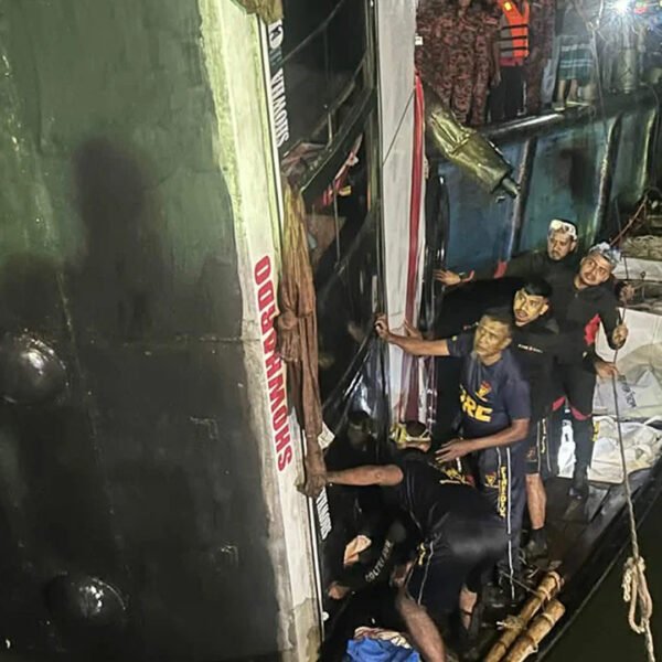 ফেরিতে ওঠার সময় যাত্রীবাহী বাস নদীতে: ২৩ মরদেহ উদ্ধার