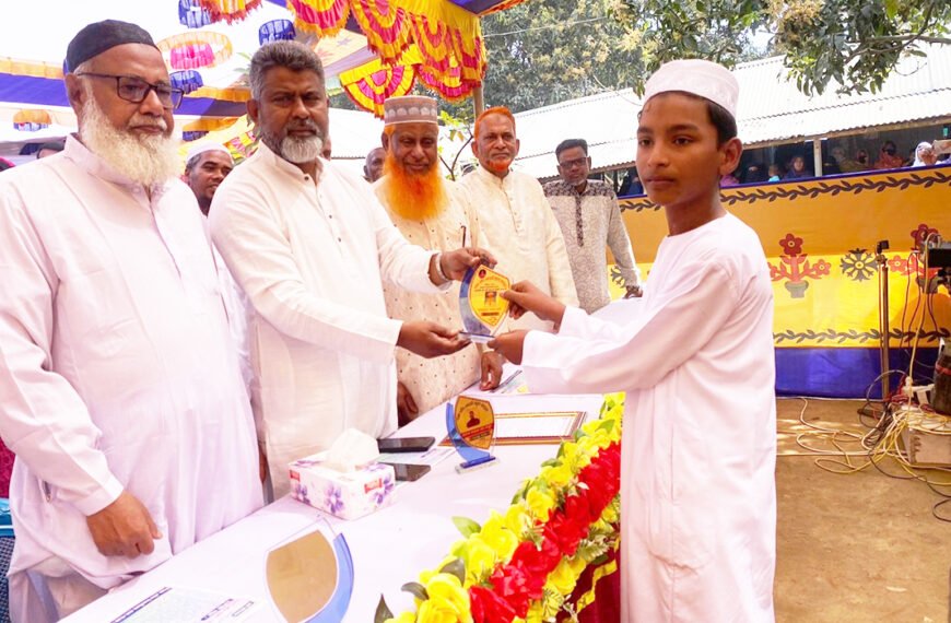 দারুল হাদীছ একাডেমিতে বৃত্তিপ্রাপ্তদের হাতে ক্রেস্ট ও সনদ তুলে দিলেন এমপি ফজলে হুদা বাবুল