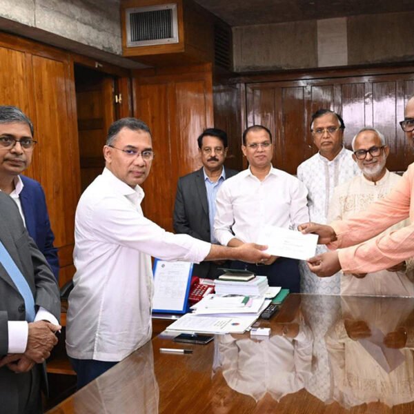 সিটি করপোরেশনের পরিচ্ছন্নতা কর্মীদের ৫ হাজার টাকা করে ঈদ উপহার দিলেন প্রধানমন্ত্রী