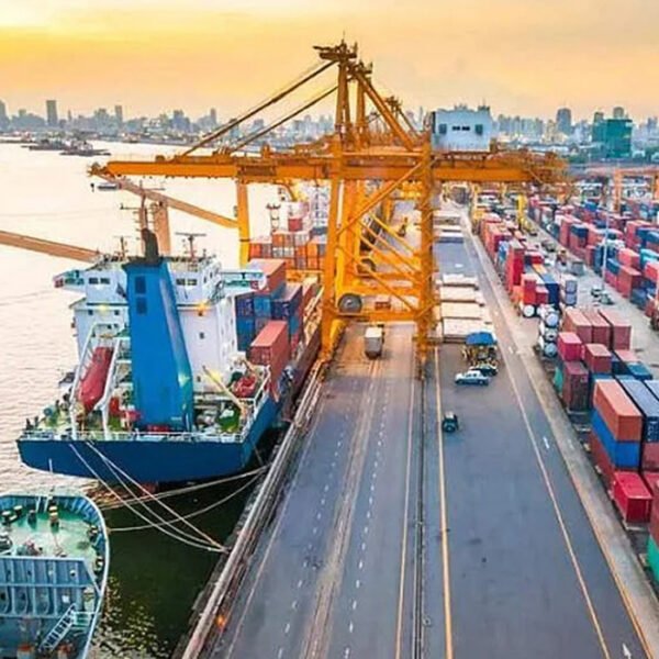 ৬ জাহাজ থেকে খালাস হচ্ছে জ্বালানি, বন্দরের পথে আরও ৪ জাহাজ