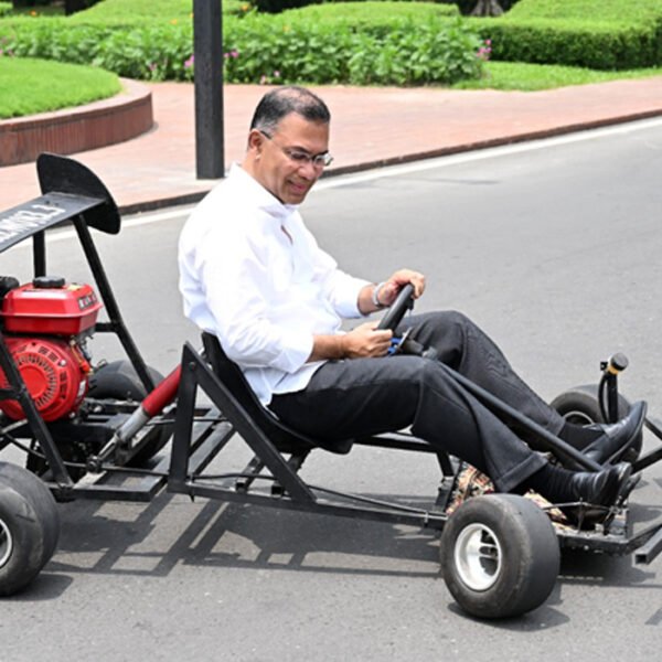 কলেজ ছাত্র রিজওয়ান রশীদের বানানো ‘রেসিং কার’ চালিয়ে উৎসাহ দিলেন প্রধানমন্ত্রী