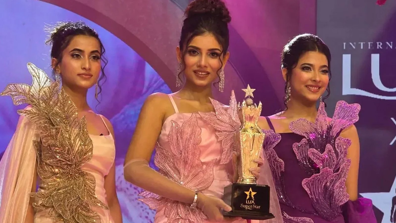 লাক্স সুপারস্টার সেরা সুন্দরীর পুরস্কার জিতলেন বর্ণিতা