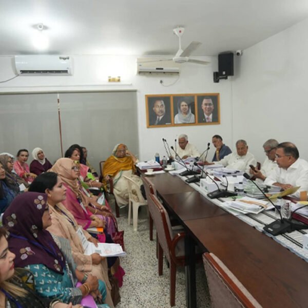 রাত ৩টা পর্যন্ত অফিশিয়াল কাজ করেছেন প্রধানমন্ত্রী