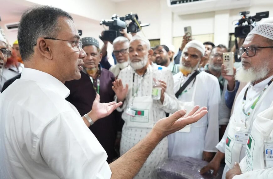 হজ ক্যাম্পে গিয়ে হজযাত্রীদের খোঁজখবর নিলেন প্রধানমন্ত্রী